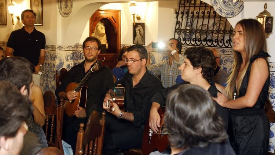 Fadistas performing at Parreirinha de Alfama