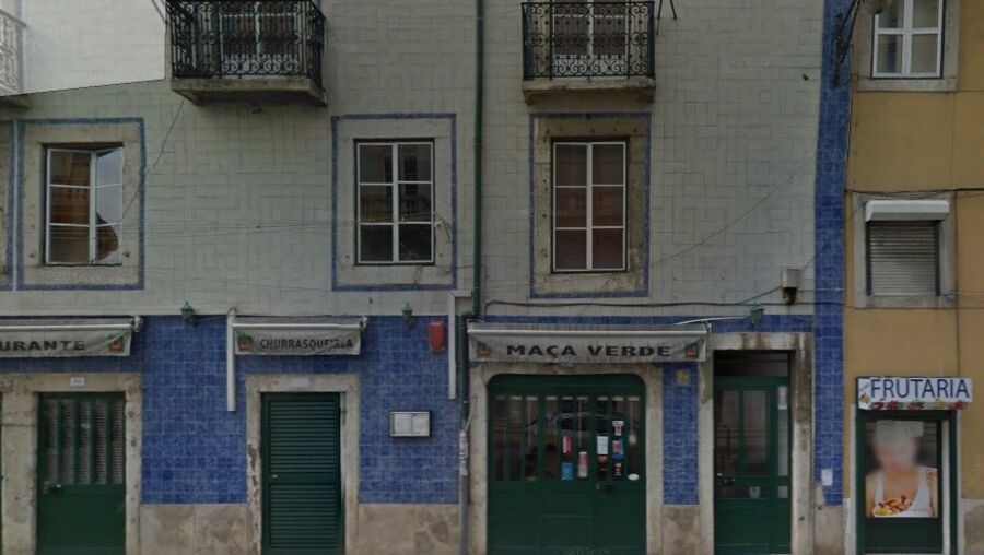 Maçã Verde is located on the historic neighborhood of Alfama, near the iconic train station of Santa Apolónia