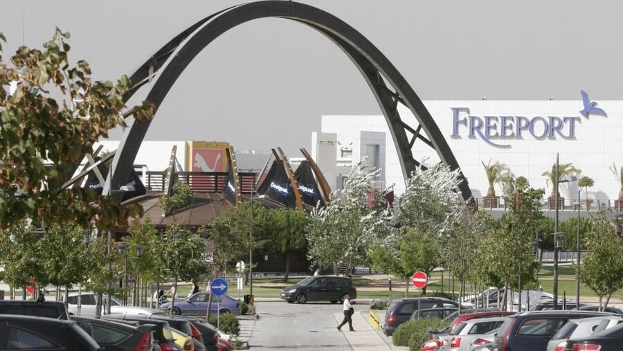 Most of the shops in Freeport Outlet have discounts above 50%