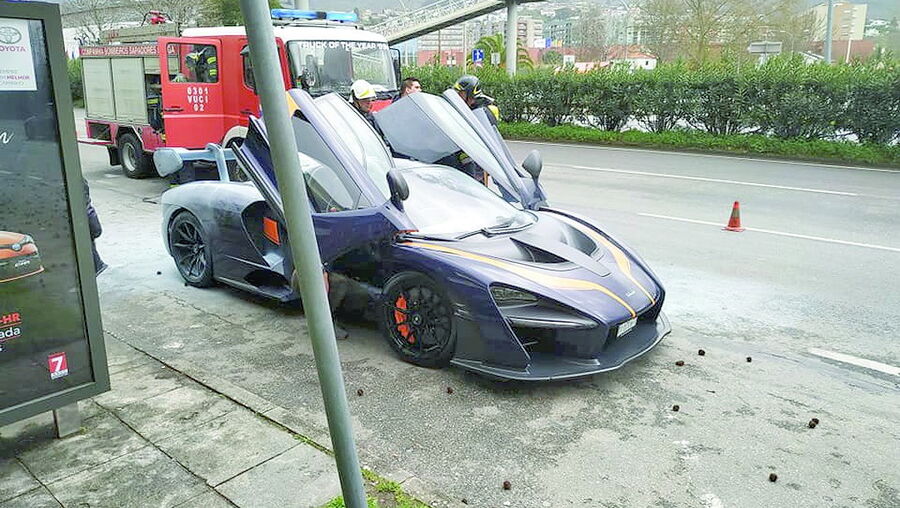 Carro de luxo pegou fogo numa avenida em Braga e as chamas foram apagadas pelos bombeiros   