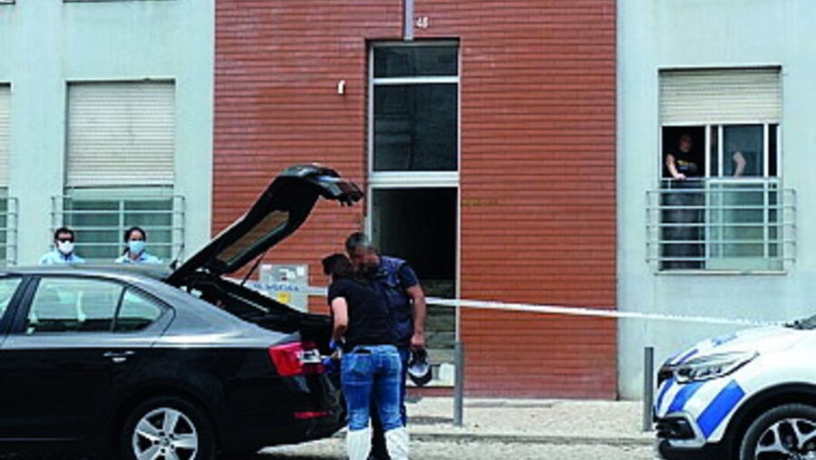 Polícia no local das agressões, em Setúbal